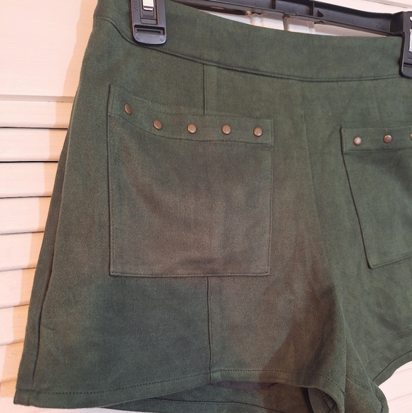 Moon river studded high rise hunter Green faux suede shorts small *K - Picture 9 of 9